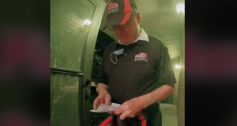 Le dan 12 mil dólares de propina a abuelito que reparte pizzas