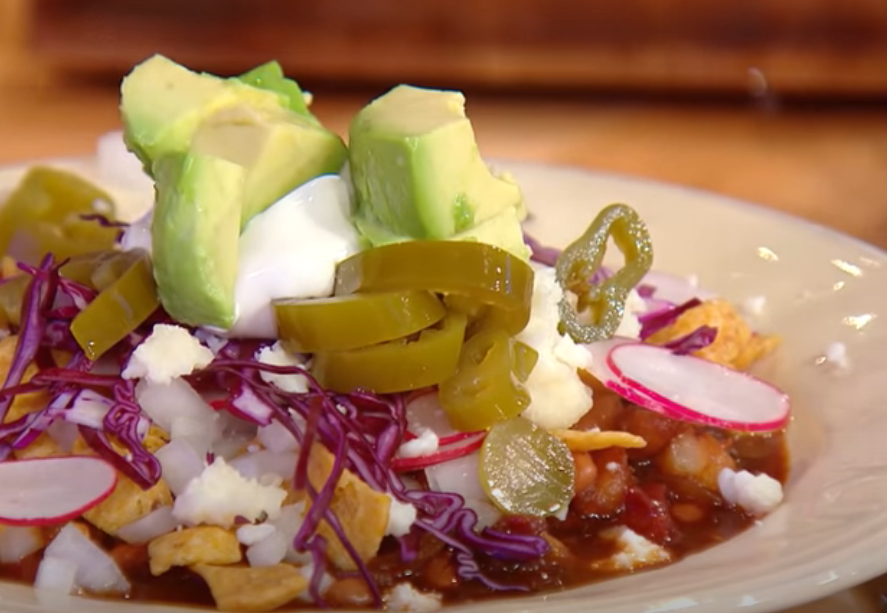 Chef estadounidense causa indignación por su receta de pozole