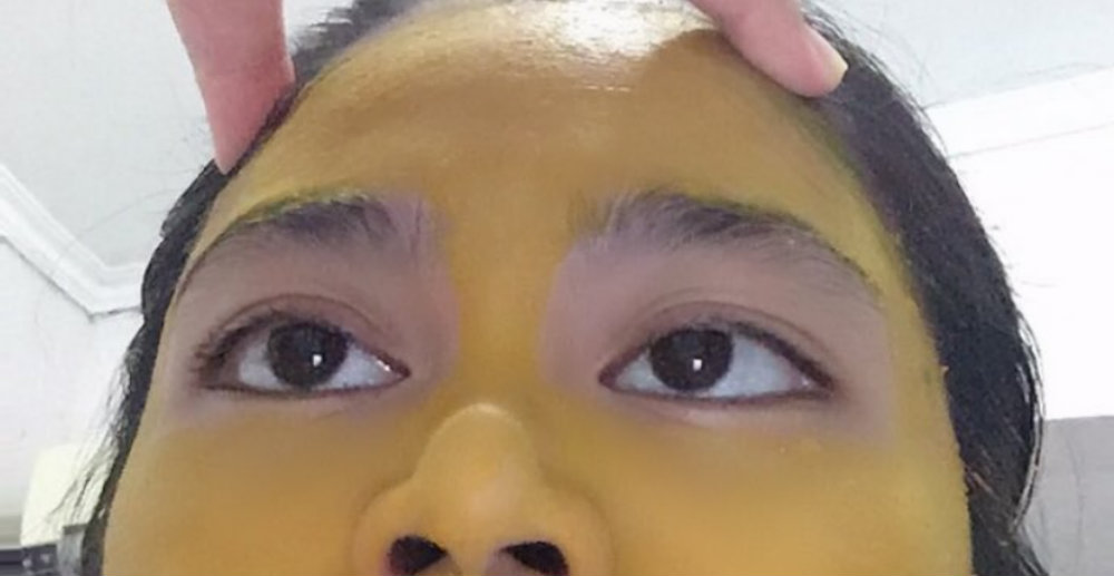 Se pone mascarilla de cúrcuma y le queda la cara amarilla por días