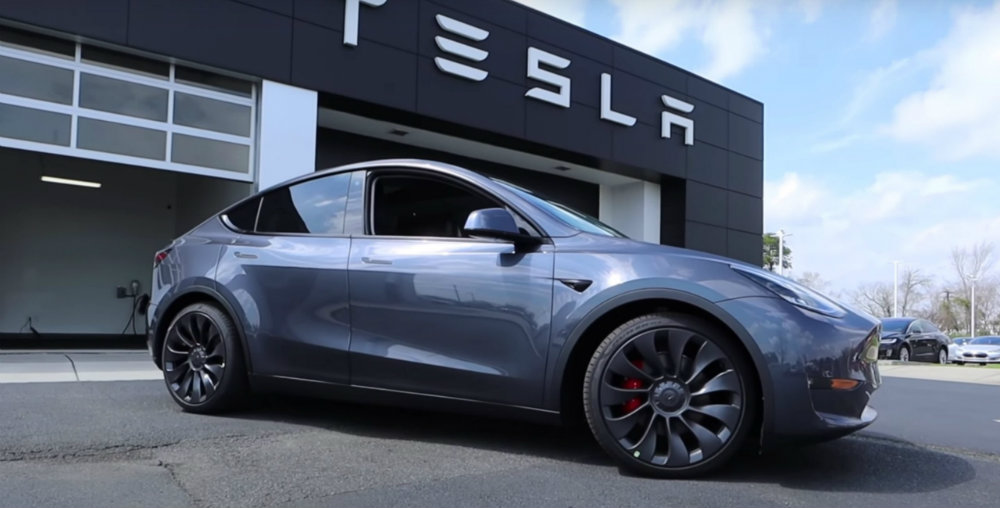 Compra un Tesla y al salir de la agencia se le vuela el techo