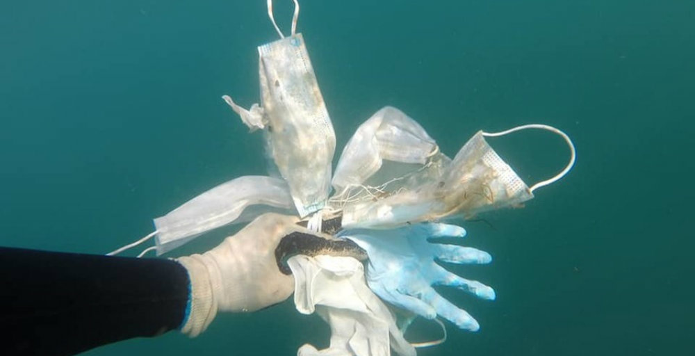 Decenas de cubrebocas invaden las playas de Cancún