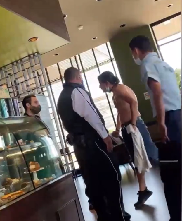 Cliente se quita la camisa e intenta golpear a empleado de Starbucks