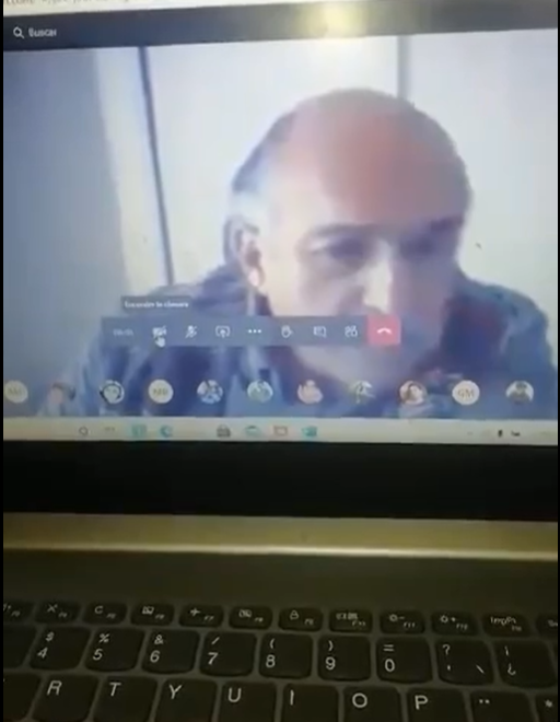 Maestro exhibe a alumno por ser "pobre" y no tener webcam