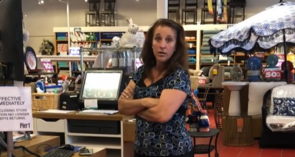 Mujer le tose en la cara a una paciente con cáncer