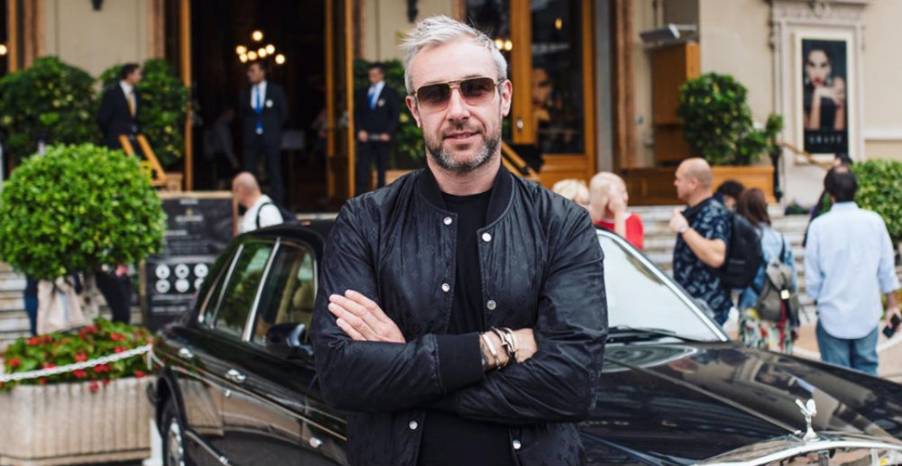 Empresario se venga del banco que le negó un préstamo cuando era joven