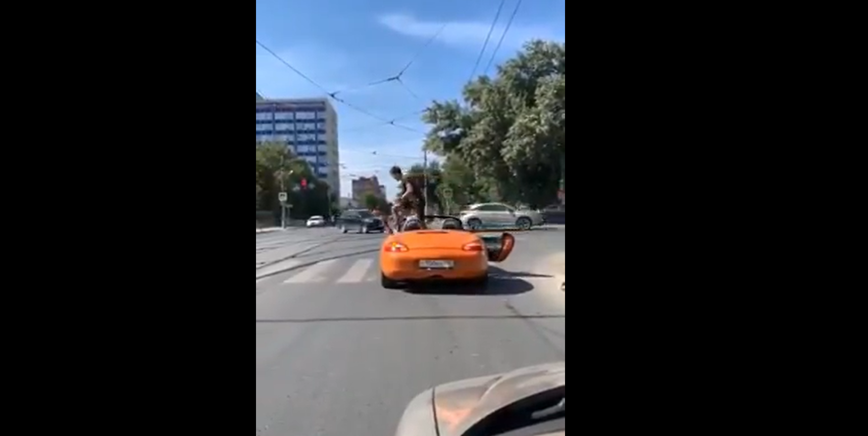 No respeta las señales viales y peatón camina sobre su auto (VIDEO)