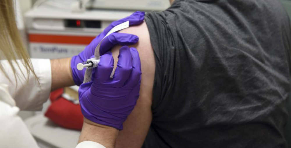 Voluntario de vacuna de AstraZeneca pide una indemnización de 13 mdp