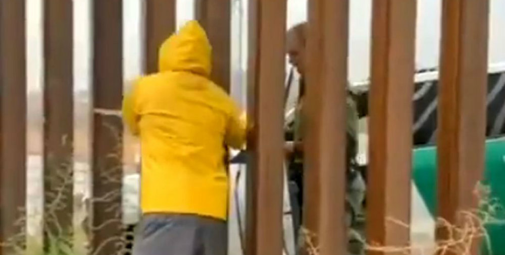 Captan a agente de la migra comprándole tamales a un mexicano