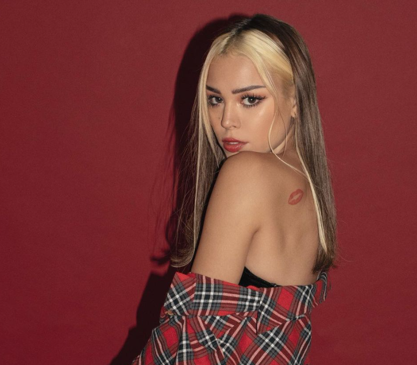 Danna Paola presenta a la mujer con la que sale a sus seguidores