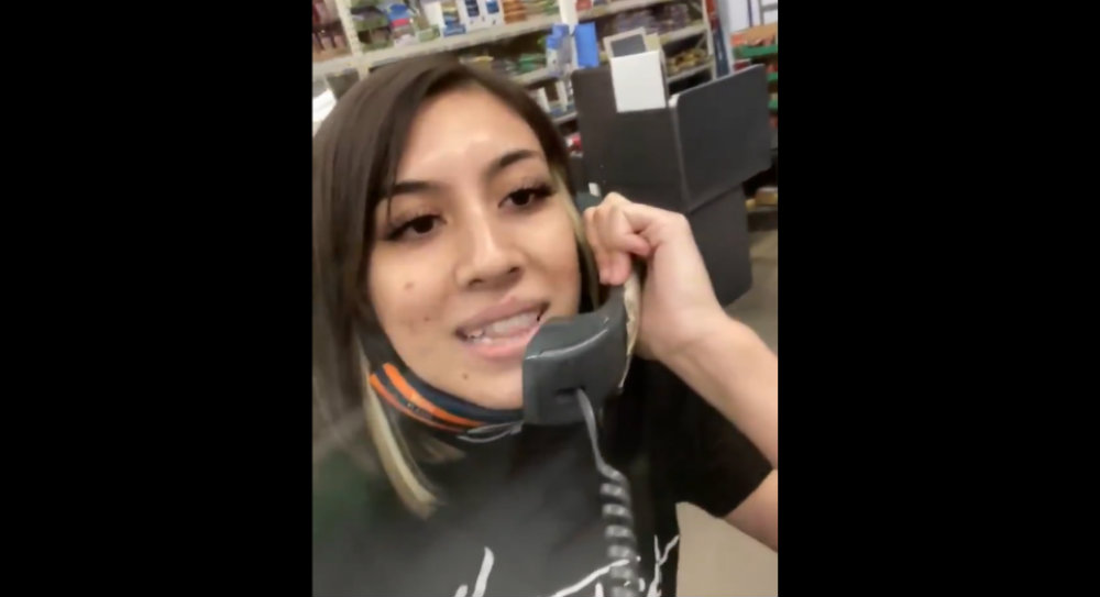 Empleada anuncia su renuncia a un Walmart con todo y megáfono