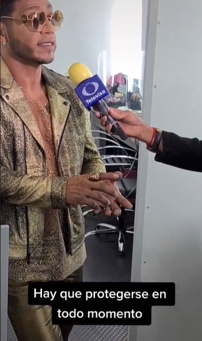 "Espero no lo haya usado antes", reportero le pone un condón a su micrófono