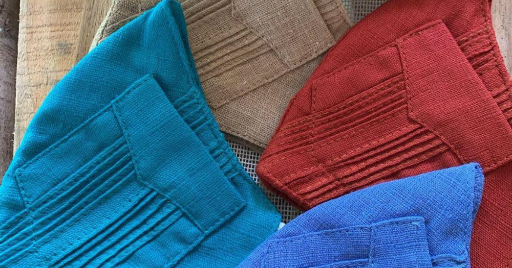 Yucatecos crean los "guayabocas", cubrebocas con forma de guayabera