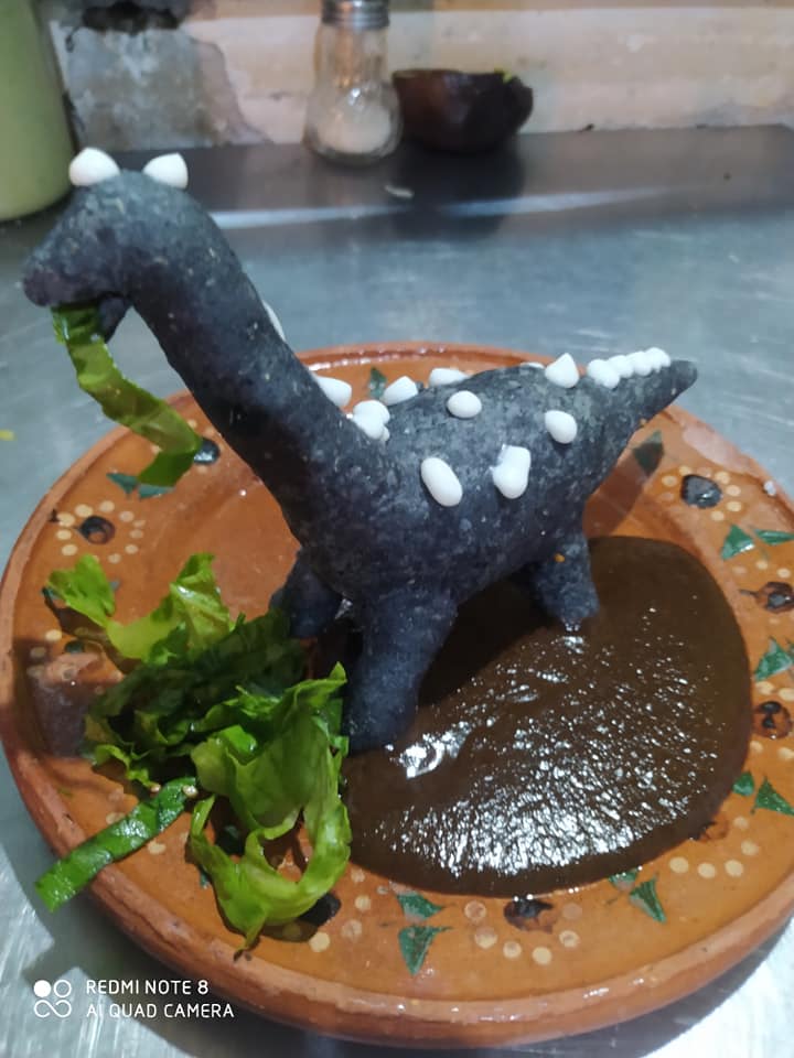 Joven crea las 'dinoquesadillas' y le llegan cientos de pedidos