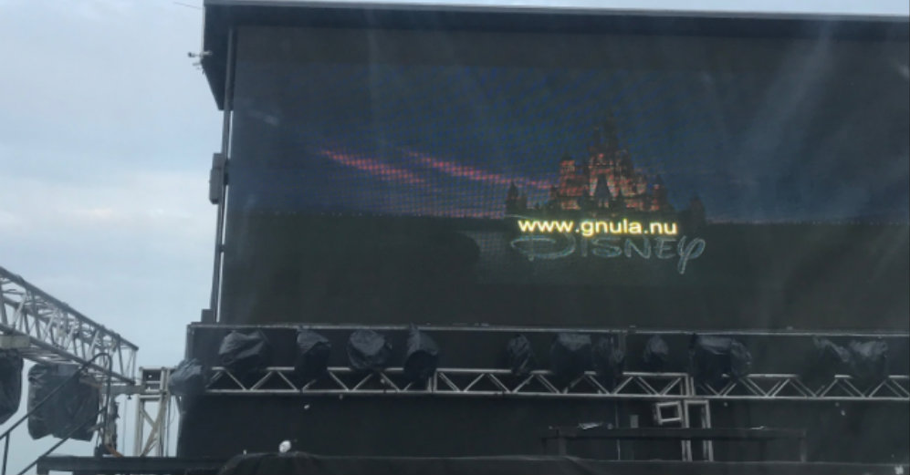 Autocinema vende entradas en 1200 pesos y proyecta película pirata