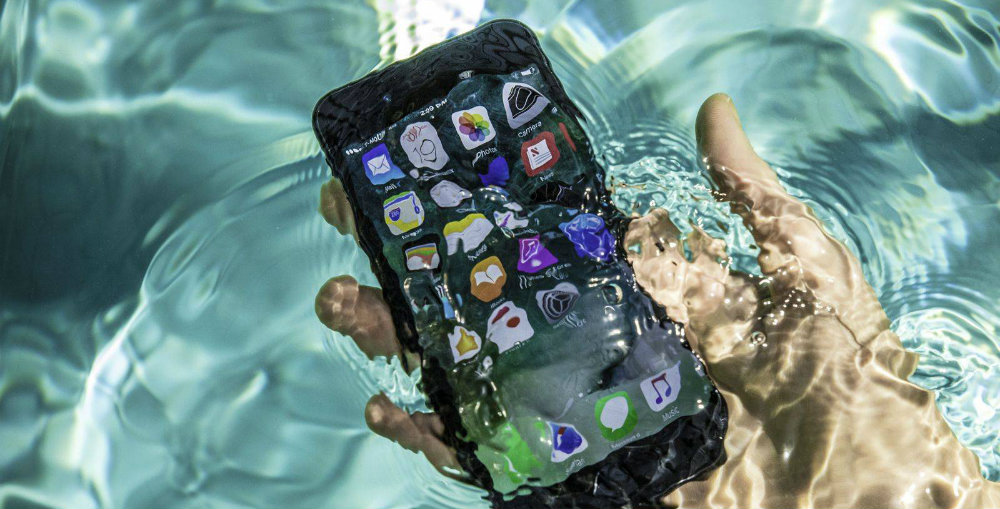 Multan a Apple por mentir sobre la resistencia al agua de los iPhone