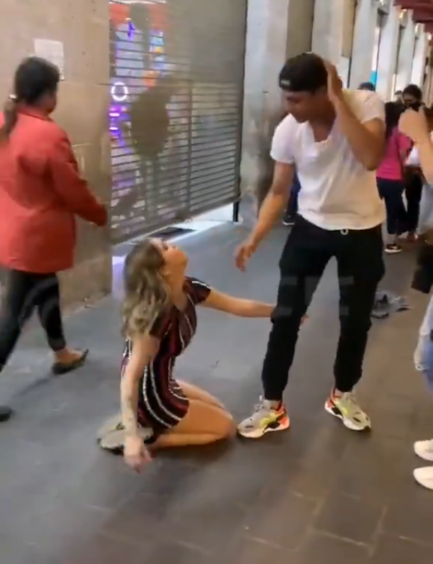 Le pide de rodillas a su ex que vuelva con ella frente a la nueva novia