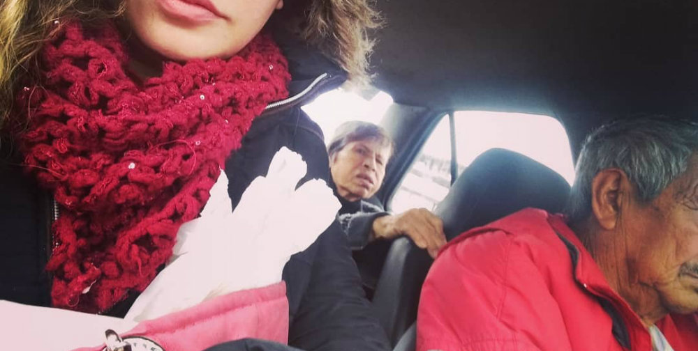 Taxista sale a trabajar diario con su esposa porque tiene Alzheimer