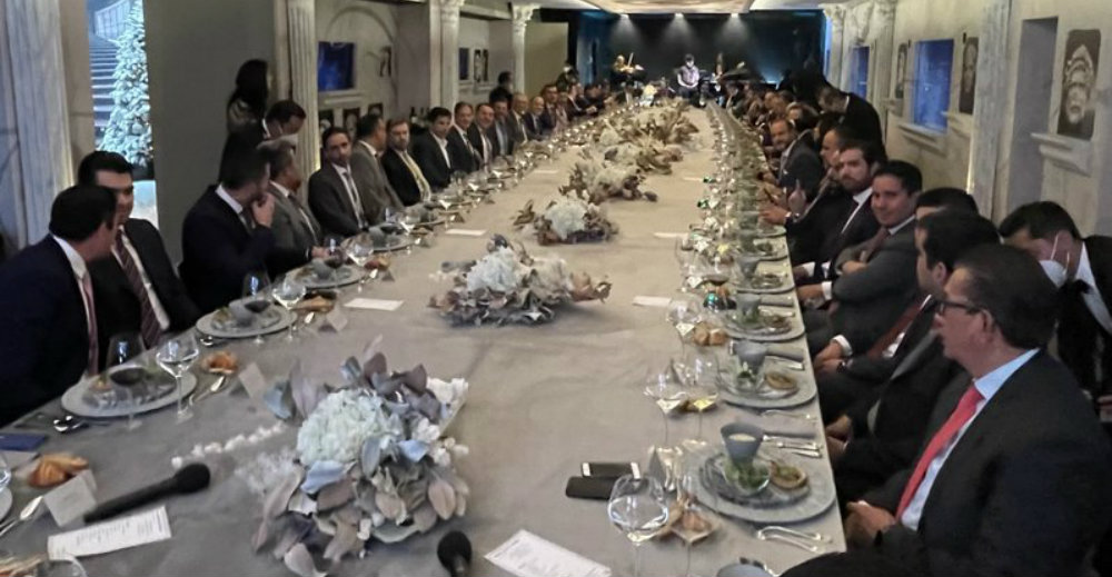 Salinas Pliego presume otra de sus reuniones de fin de año