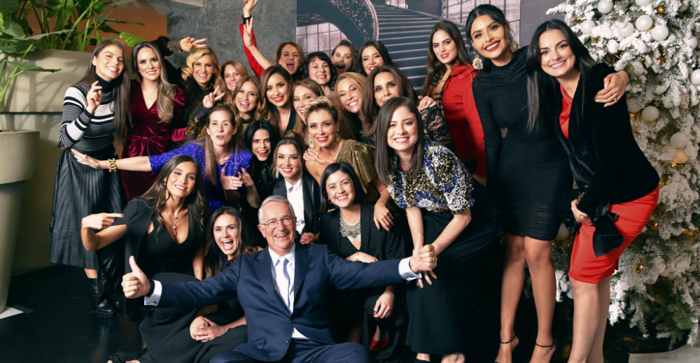 Salinas Pliego asiste a fiesta con conductores de TV Azteca