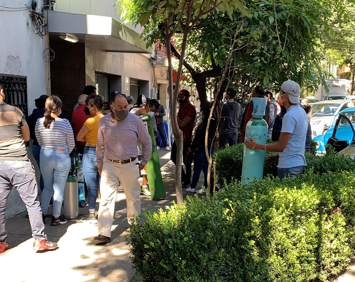 Muestran las largas filas que hay para comprar tanques de oxígeno
