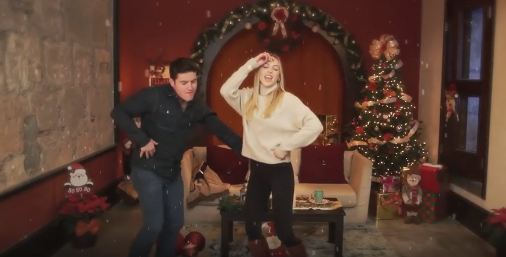 Samuel García y su esposa lanzan canción de Navidad; les llueven memes