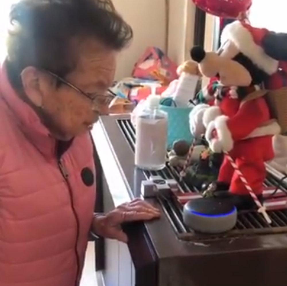 Abuelita usa por primera vez a Alexa y su reacción se hace viral