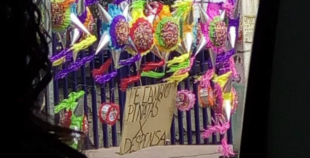 Pareja de abuelitos intercambia sus piñatas por despensas