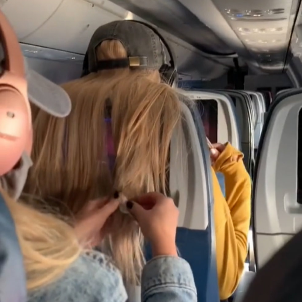 Le pega un chicle en el cabello a pasajera de un avión