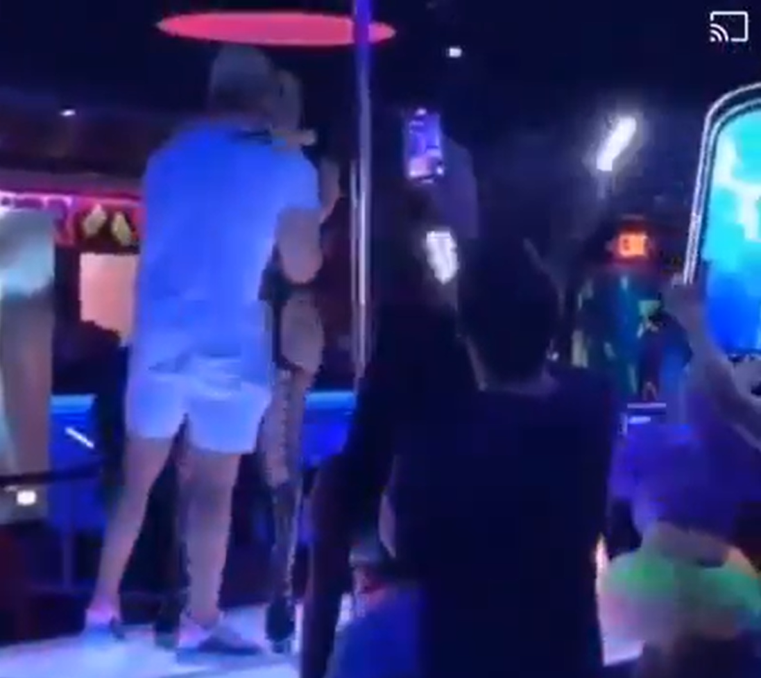 Interrumpe show en table dance para pedirle matrimonio a bailarina