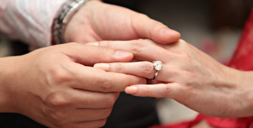 Novia regresa anillo de compromiso de 80 mil pesos por "barato"