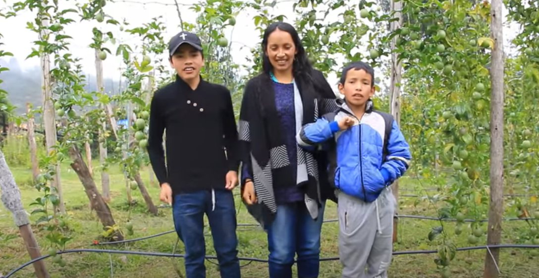 Familia de campesinos se hacen youtubers y compran su primera casa