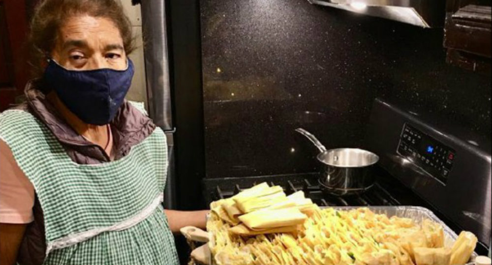 Abuelita regala 800 tamales a médicos que la salvaron del COVID-19
