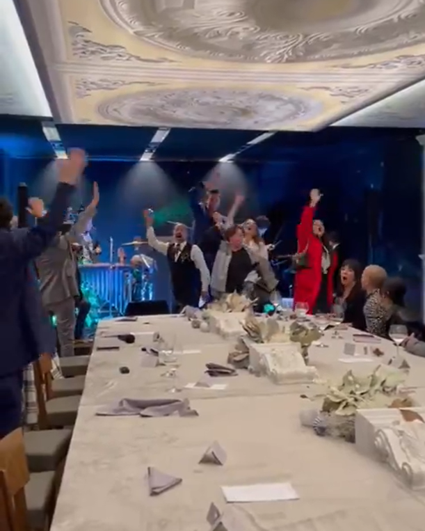 Pese al COVID-19, Salinas Pliego acude a fiesta de fin de año