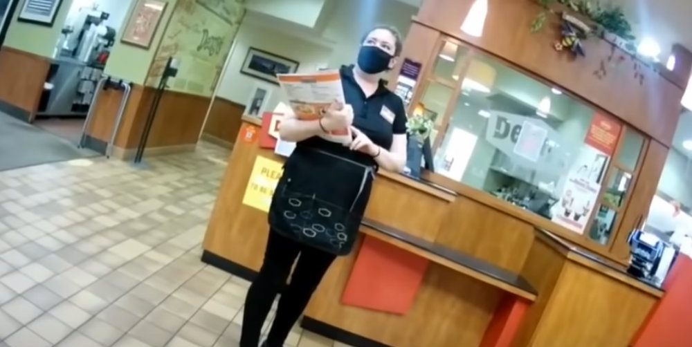 Mesera renuncia porque clientes no se querían poner cubrebocas