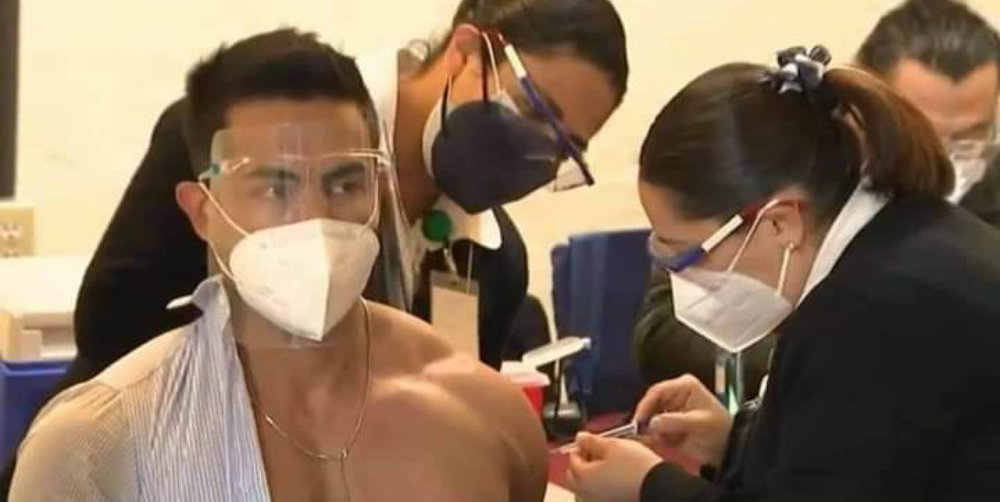 Médico fitness se hace viral tras recibir vacuna contra COVID-19