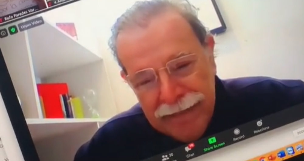 Alumnos organizan sorpresa a su maestro y lo hacen llorar