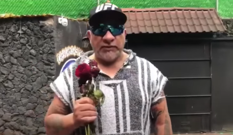 Trejo le lleva flores marchitas a Adame tras dar positivo a COVID-19