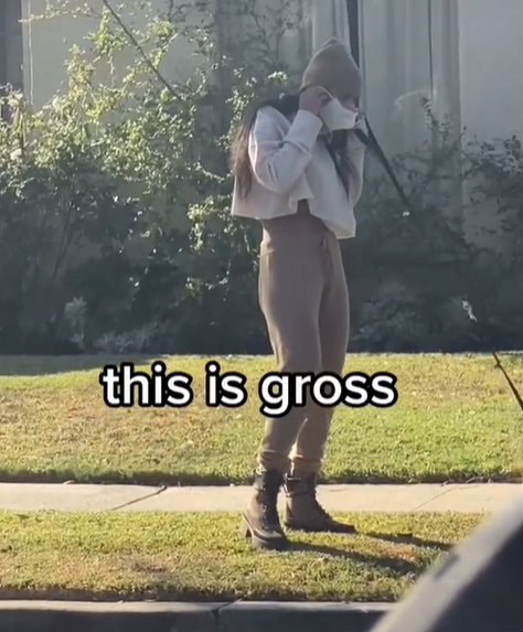 Mia Khalifa recoge popó de su perro con un cubrebocas y luego se lo pone