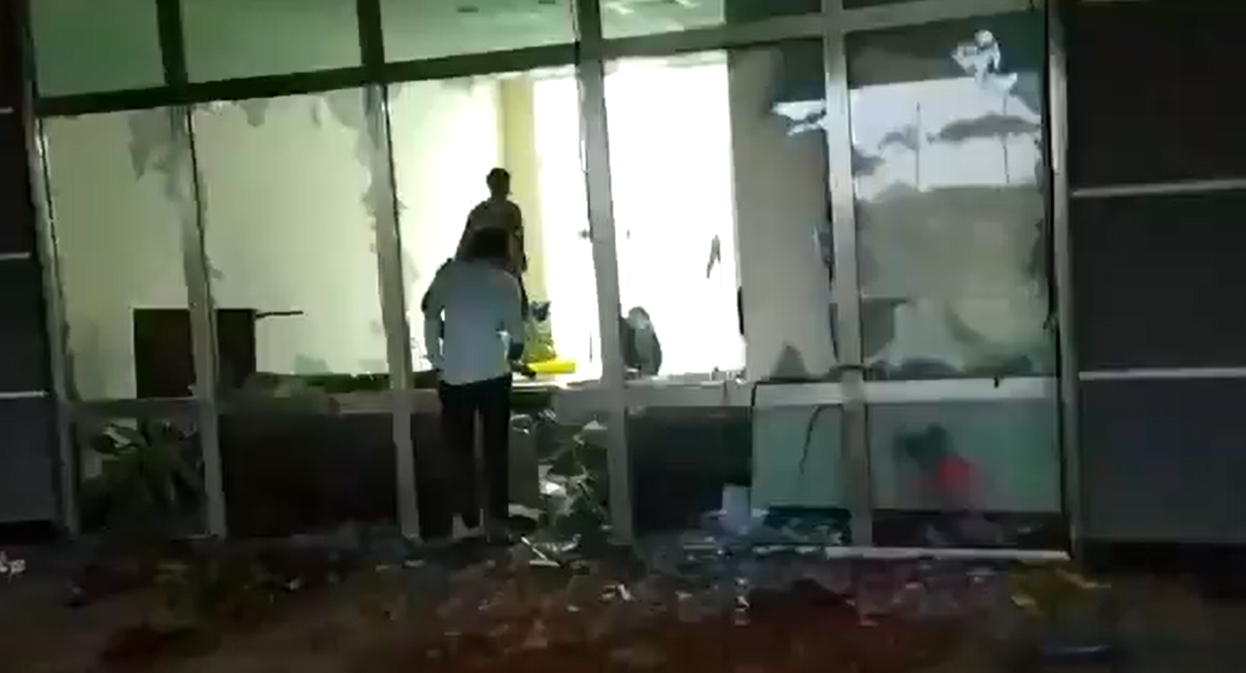 Trabajadores destruyen fábrica de iPhones por falta de pago