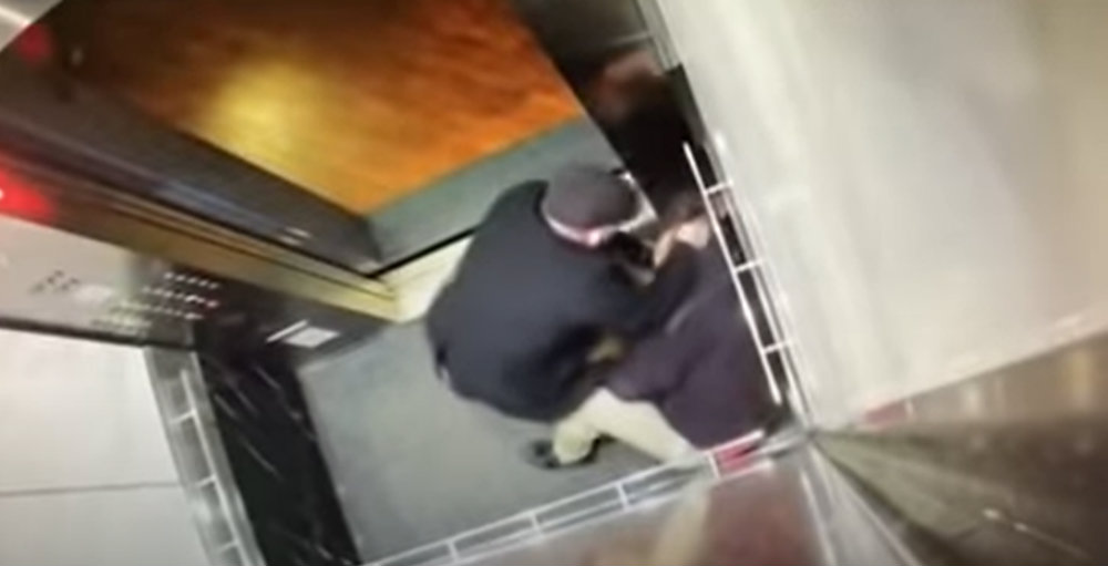 Abuelito golpea a joven que le tosió a propósito en la cara