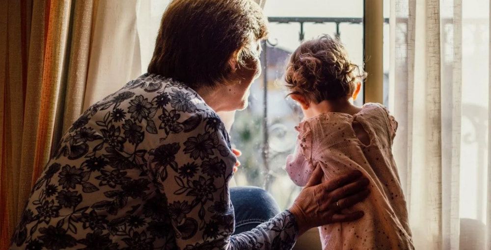 "No soy guardería", abuelita cobra 200 la hora por cuidar a su nieto