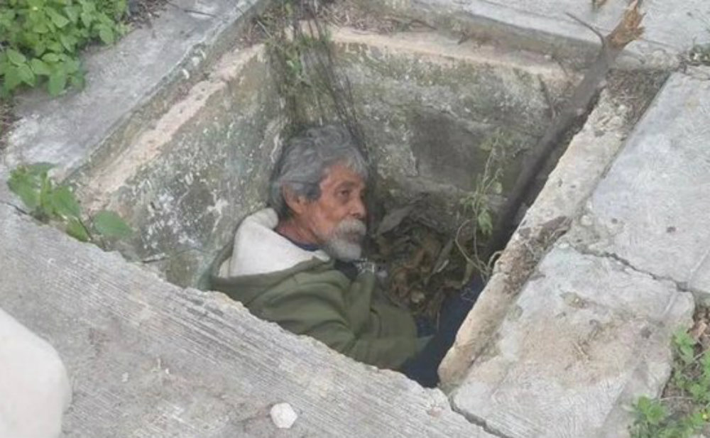 Abuelito se mete a una alcantarilla para refugiarse del frío