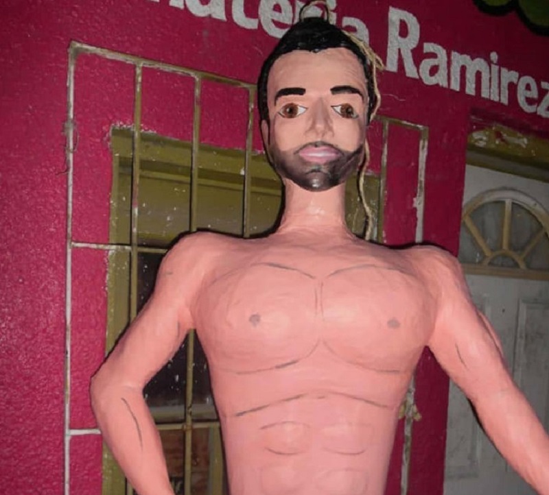 Piñatería Ramírez niega que piñata de hombre sin ropa sea Gabriel Soto