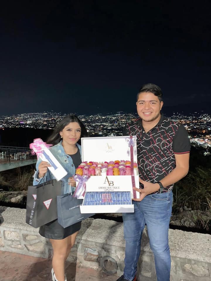 Joven presume que su novio le regaló rosas y 30 mil pesos de cumpleaños
