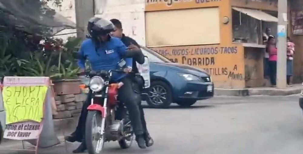 Repartidor le da un aventón a policía para atrapar a delincuentes