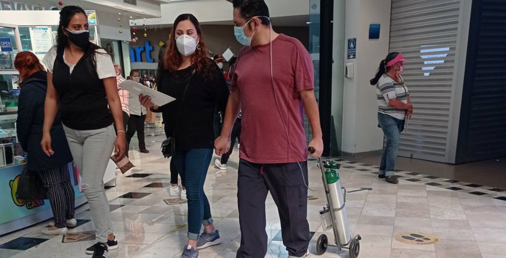 Critican a hombre por ir a centro comercial con tanque de oxígeno