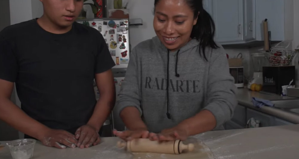 Por la pandemia, Yalitza Aparicio hace roscas de reyes en casa