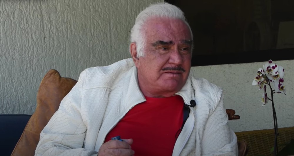 Vicente Fernández llora y se disculpa por tocar a fans en fotos