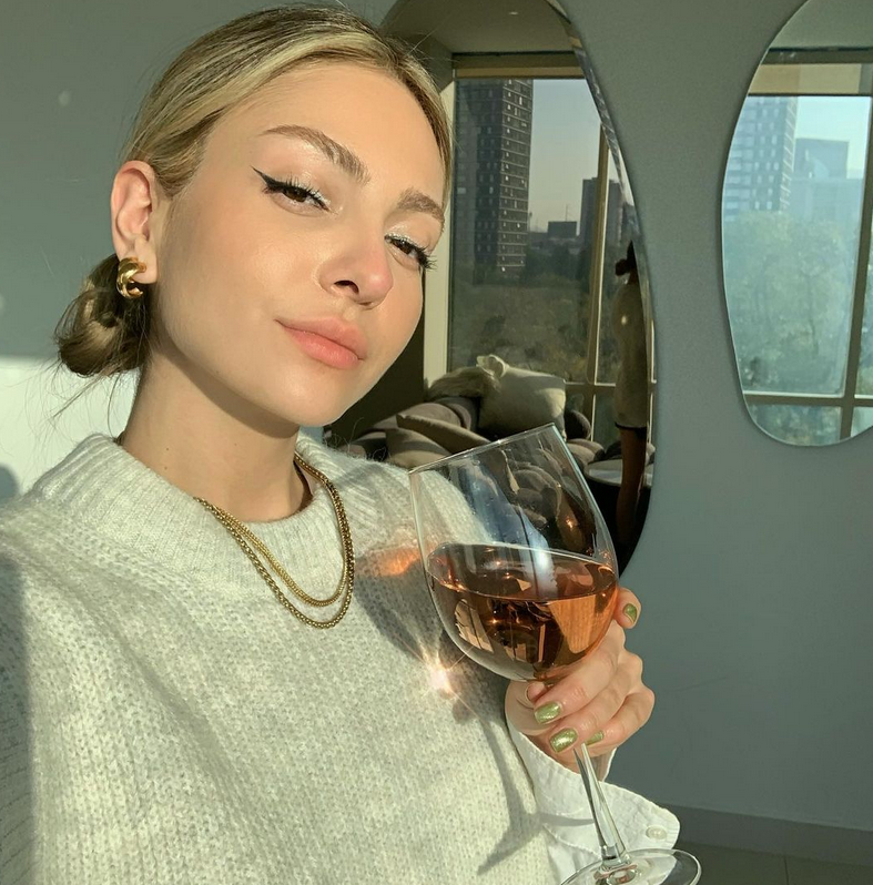 "Olían a orines", acusan a Anna Sarelly de fraude con sus botellas de vino