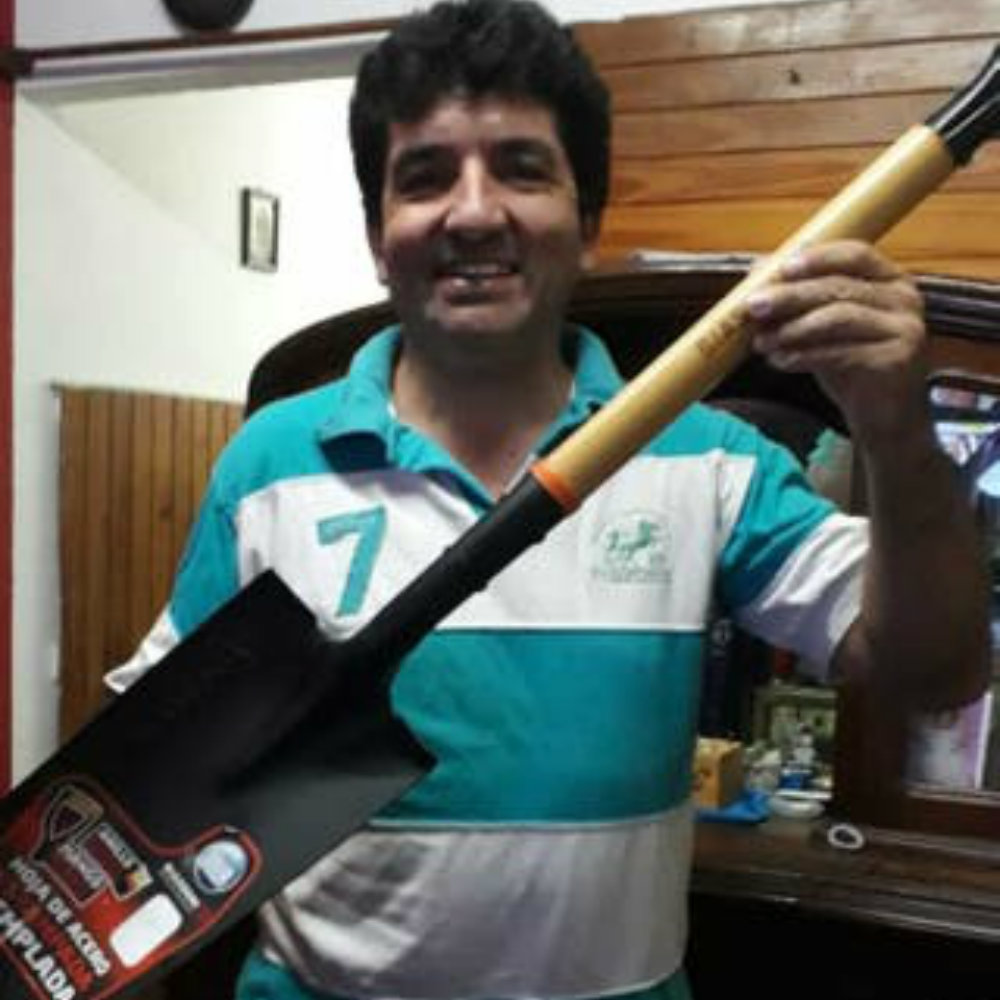 Se encuentra 2 millones de pesos, los devuelve y lo premian con una pala